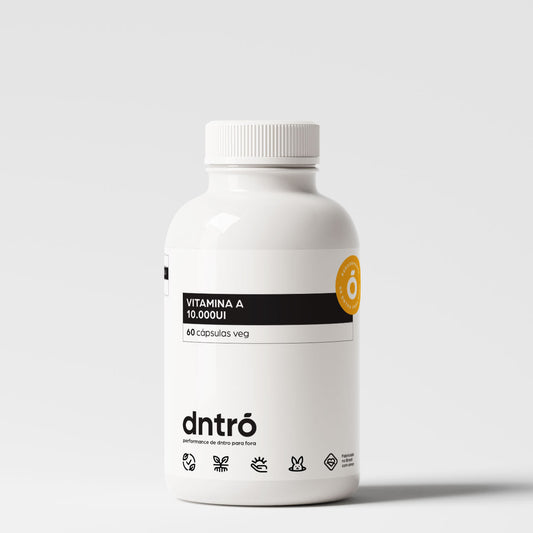 Frasco branco do suplemento DNTRO Vitamina A 10.000UI com 60 cápsulas veganas. Rótulo minimalista com selo laranja “Performance de dentro para fora” e ícones que indicam fórmula vegana, sem glúten, sem lactose, cruelty-free e ingredientes naturais. Indicado para saúde da visão, imunidade e renovação celular.