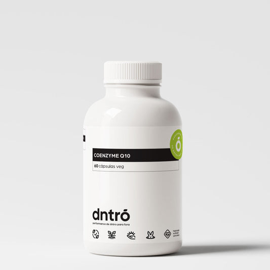 Frasco do suplemento DNTRO Coenzyme Q10 com 60 cápsulas veganas. Embalagem minimalista branca com selo verde “Performance de dentro para fora”. Produto vegano, sem glúten e indicado para suporte energético e saúde cardiovascular.