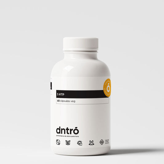 Frasco branco do suplemento 5-HTP da marca dntró, com 60 cápsulas veganas. O rótulo destaca benefícios como formulação natural, produto vegano, livre de glúten, não testado em animais e produzido no Brasil. Indicado para suporte ao humor, sono e bem-estar emocional. Design minimalista com selo laranja de qualidade e performance “de dentro para fora” em destaque no rótulo. Ideal para buscas por “suplemento 5-HTP vegano”, “melatonina natural”, ou “produtos para ansiedade e insônia”.