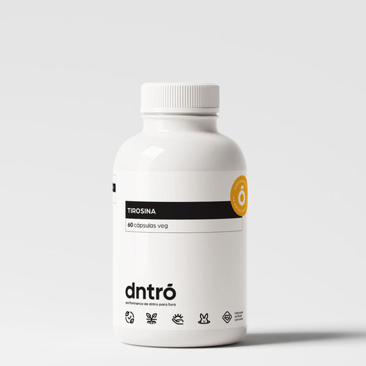Frasco branco do suplemento DNTRO Tirosina com 60 cápsulas veganas. Design minimalista com selo laranja “Performance de dentro para fora” e ícones que indicam fórmula vegana, sem glúten, sem lactose, cruelty-free e ingredientes naturais. Indicado para foco mental, energia, motivação e bem-estar cognitivo.