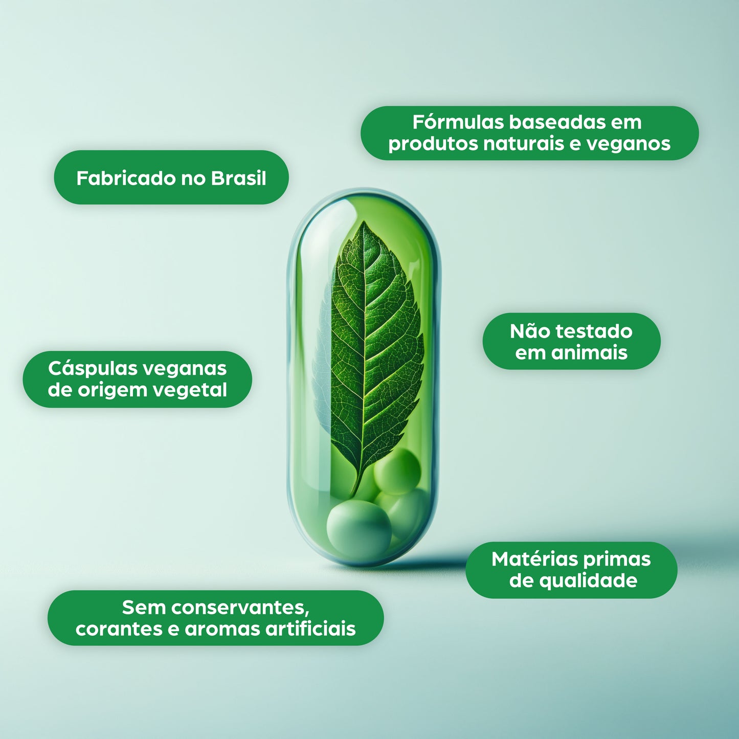 Imagem de uma cápsula verde translúcida contendo uma folha no interior, simbolizando a naturalidade do produto. Ao redor da cápsula, estão escritas mensagens que destacam seus diferenciais: fabricado no Brasil, fórmulas baseadas em produtos naturais e veganos, cápsulas veganas de origem vegetal, não testado em animais, sem conservantes, corantes e aromas artificiais, e feito com matérias-primas de qualidade.